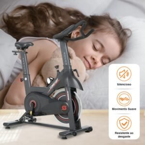 Bicicleta Spinning S320 Connect 13kg sendo usada em casa para treinos diários