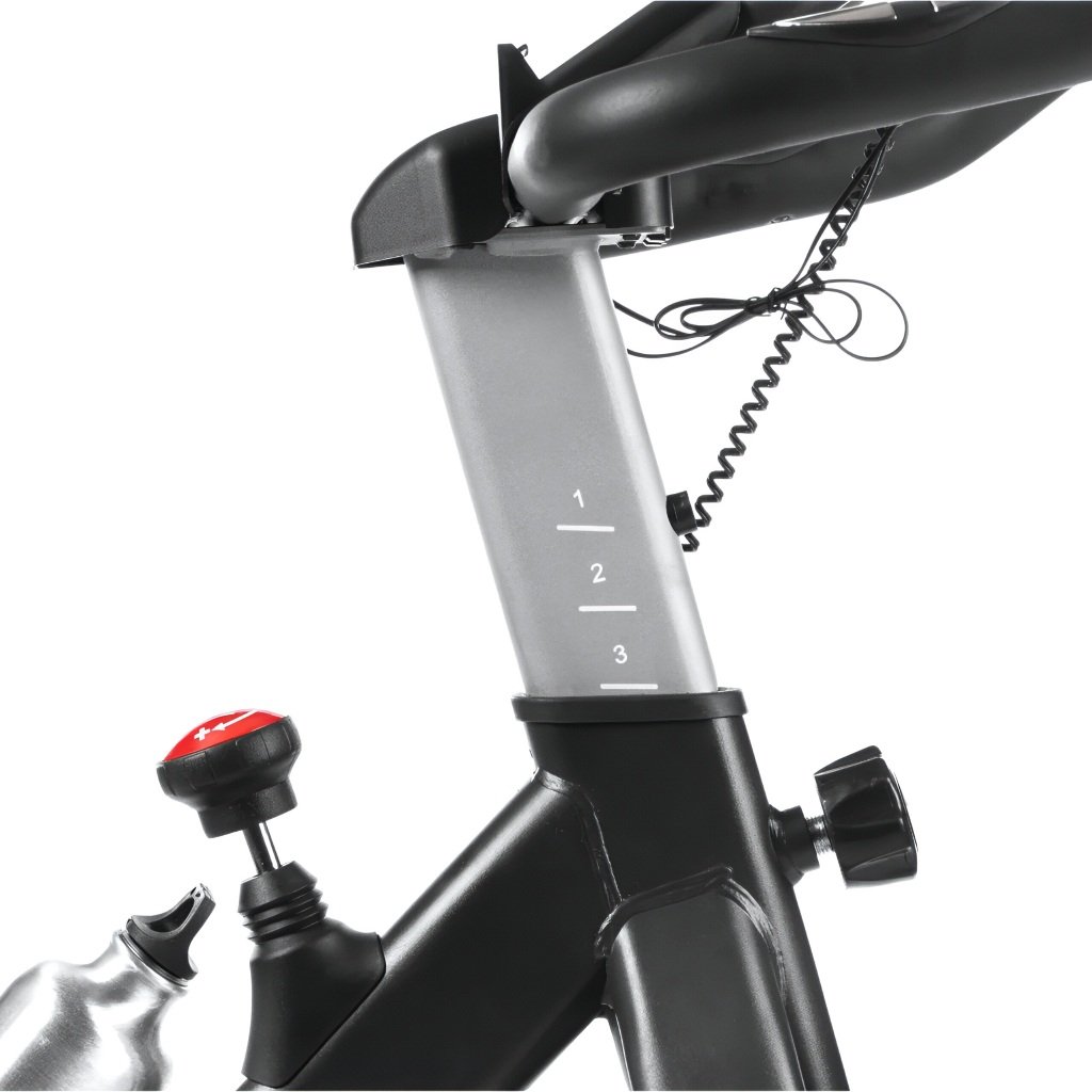 Detalhe técnico da bicicleta de spinning Odin Fit 13kg.